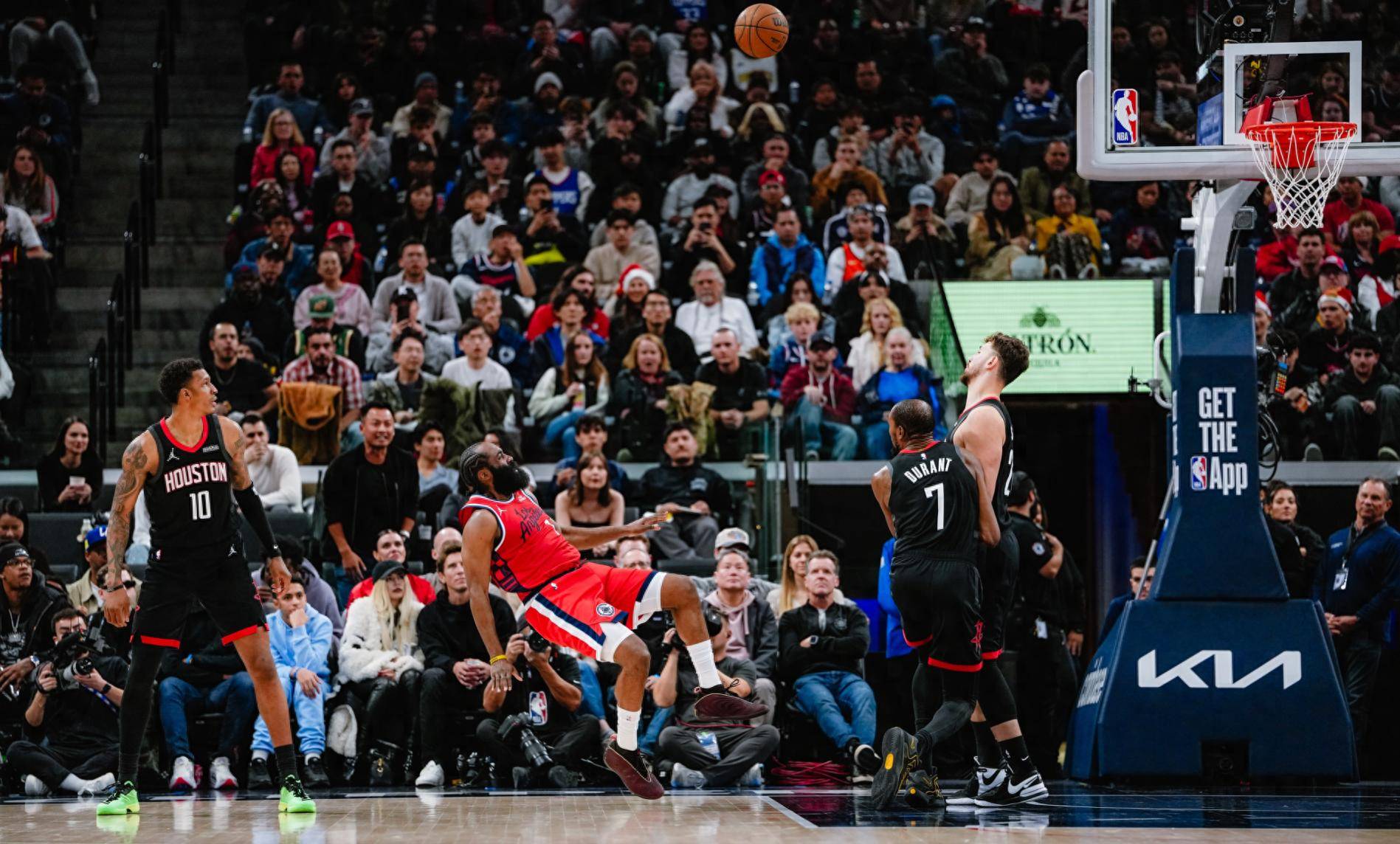 旺财28娱乐- 哈登在中国前呼后拥万人追捧 