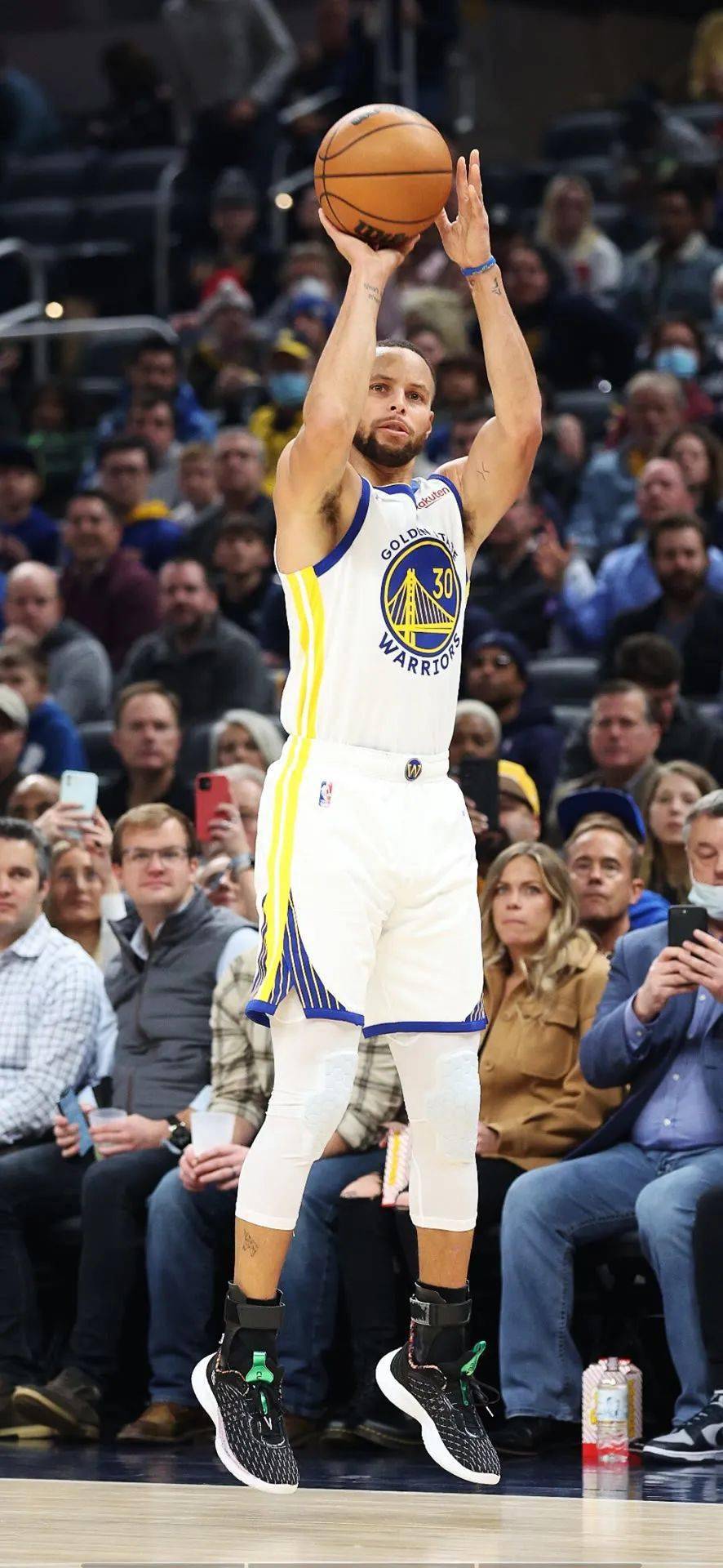 关于库里迎来十五赛季高光表现，雄鹿球迷沸腾！的信息